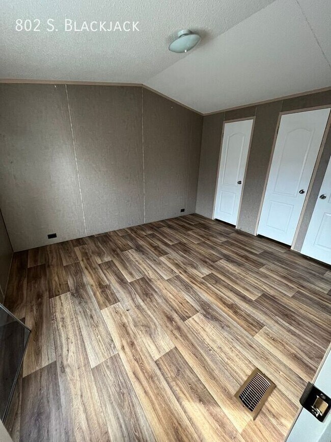 Foto del edificio - 802 S. Blackjack-