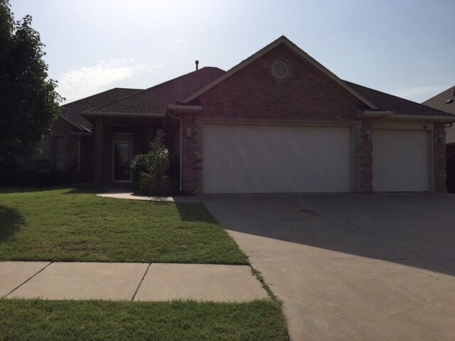 Building Photo - 16612 Hardwood Pl