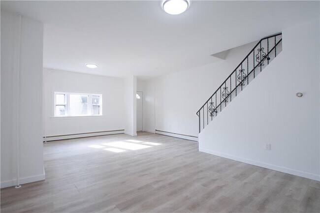 Building Photo - 541 Jischke St