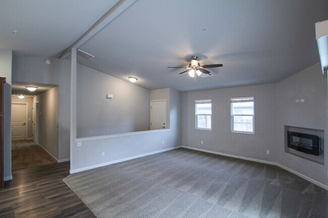 Building Photo - 3 Bedroom, 2 Bath Home in Redding