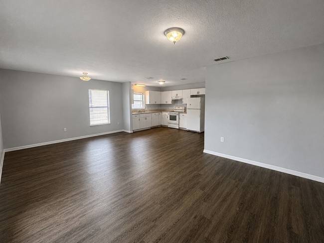 Building Photo - 38621 Rose Ln