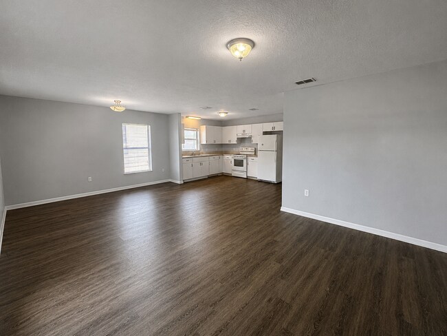 Foto del edificio - Spacious 2BR/1BA Duplex with Vaulted Ceilings & Bonus Space!