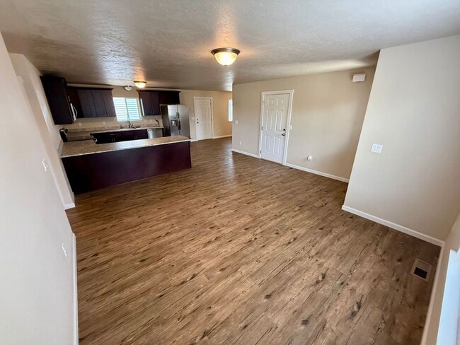 Building Photo - 3 Bedroom Charming Duplex