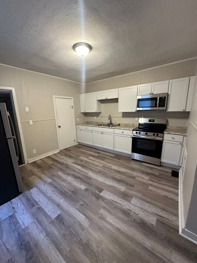 Building Photo - Single Level 1 BD + bonus room. NEW EVERYT...