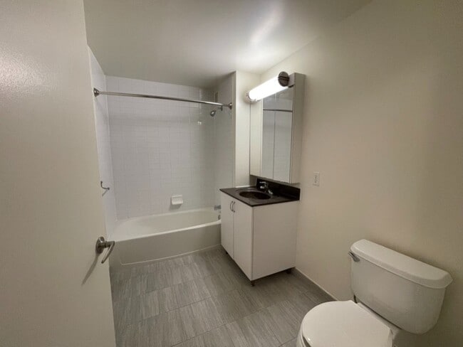 Building Photo - 176 Johnson St