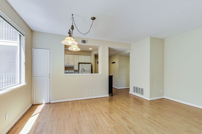 Foto del edificio - Beautiful Ready to Move-in 2BR/2BA Condo