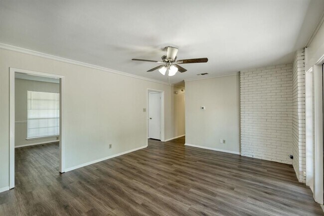 Foto del edificio - 2111 Falcon Hill Dr