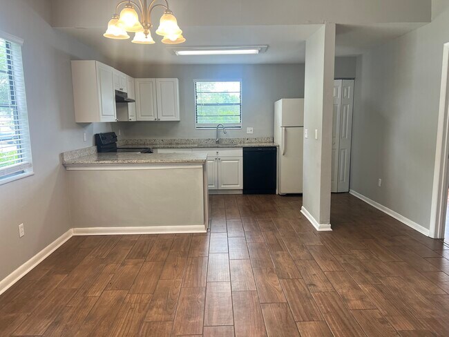 Foto del edificio - 10101 Lake Oak Cir