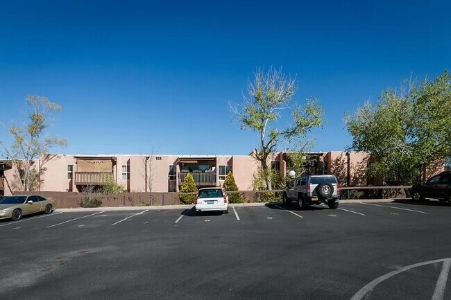 Foto del edificio - 151 Calle Ojo Feliz