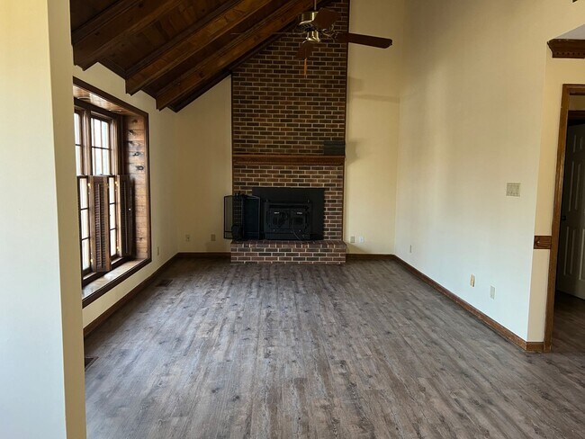Foto del edificio - 300 Pleasants Dr