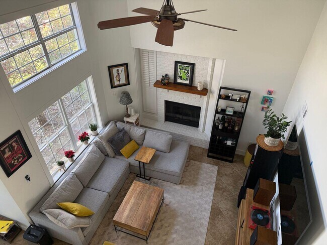 Foto del edificio - 422 Canterbury Ct NW