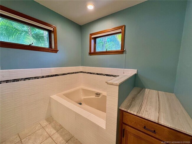 Building Photo - 4881 SW Lake Grove Cir