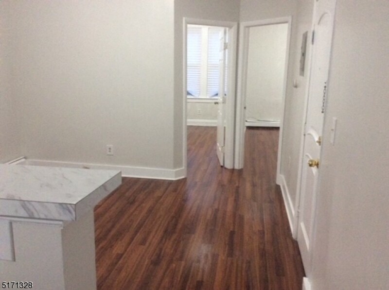 Foto principal - 423 Halsted St