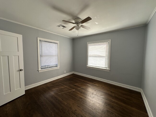Building Photo - 3-Bed Home with Granite Countertops & Hard...