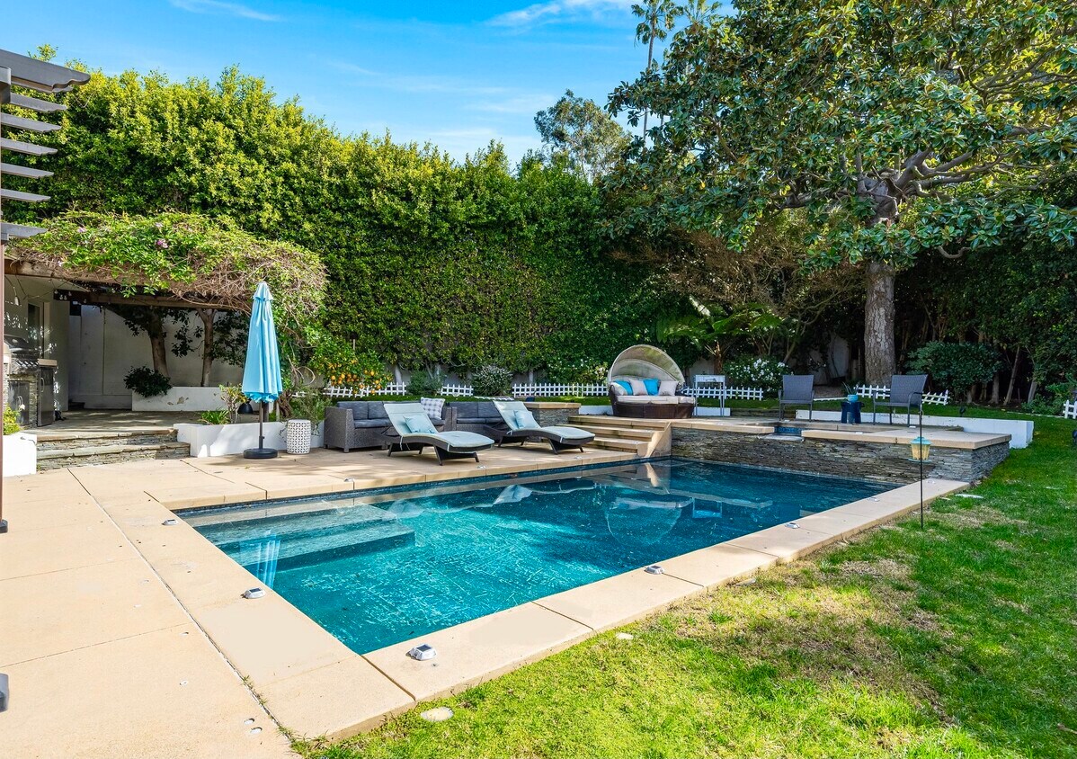 Primary Photo - 2400 S Beverly Dr