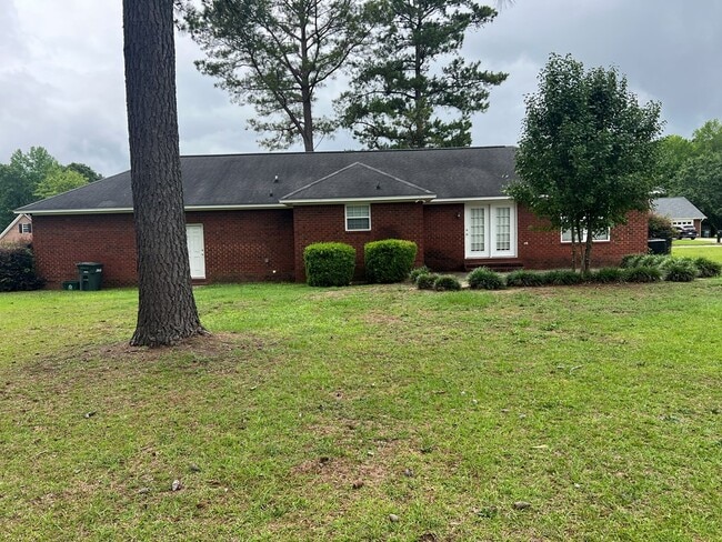 Building Photo - 325 Trailwood Dr