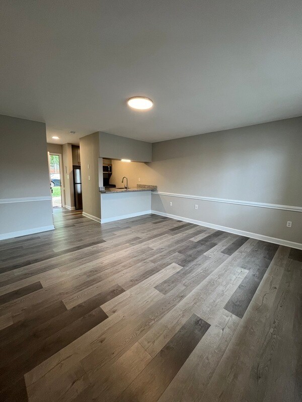Building Photo - 585 Star Light Dr
