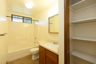 Building Photo - 16-1189-1189 Moho Rd