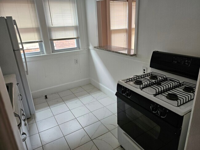 kitchen - 891 Beaconsfield Ave