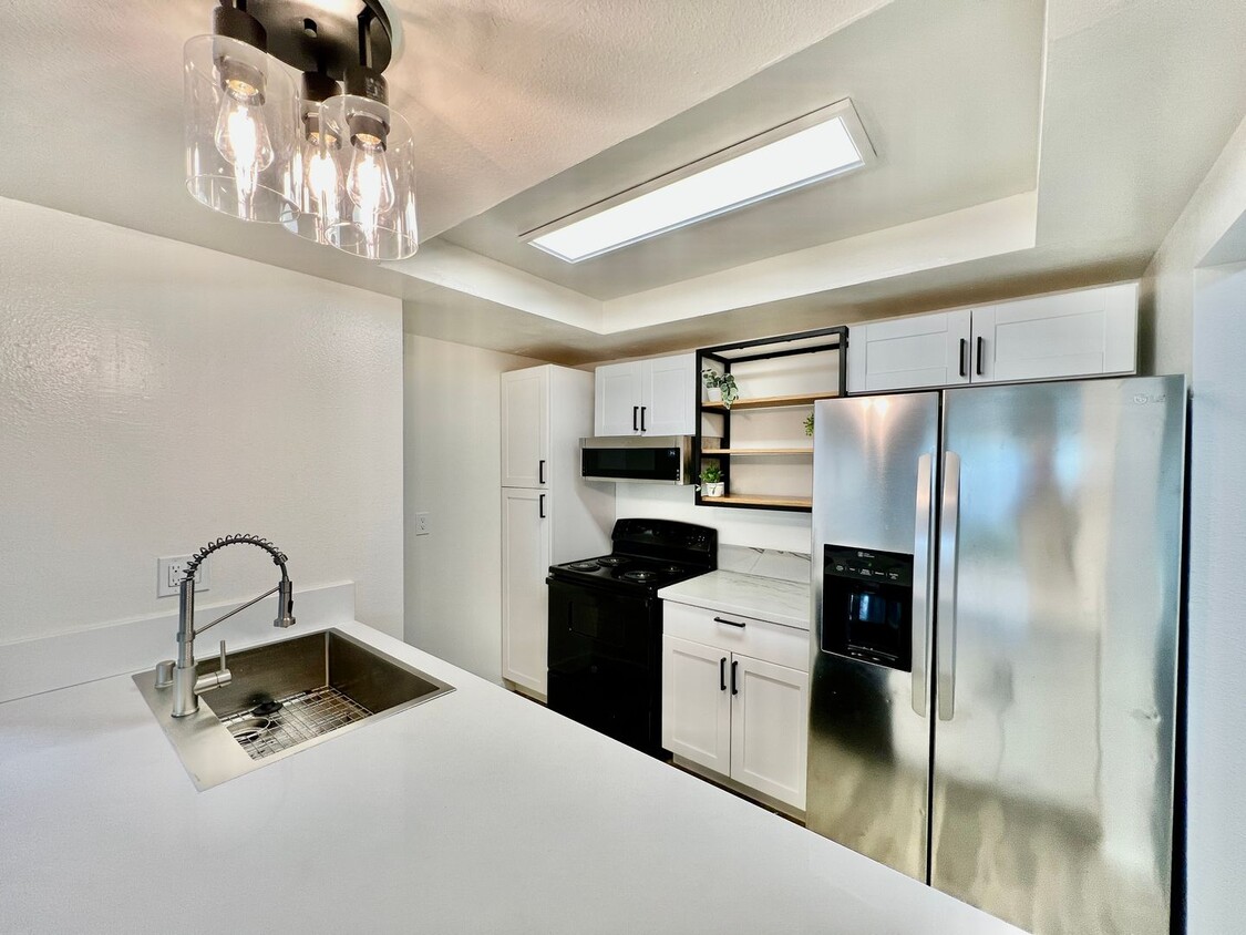 Foto principal - Stunning 2B/2BA condo w/ Washer/Dryer in C...