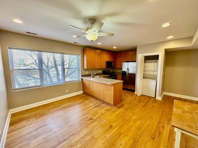 Foto del edificio - 3 bedroom in CHICAGO IL 60660
