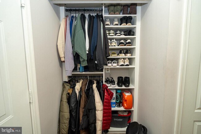 Building Photo - 8911 Town Center Cir