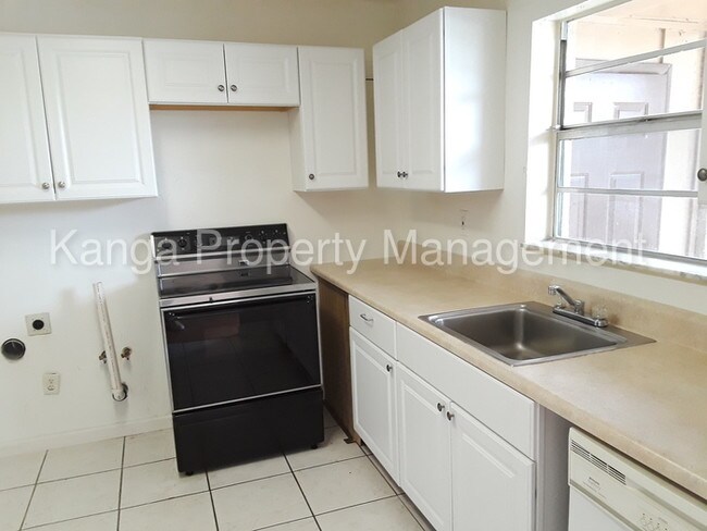 Building Photo - Nice 2 bedroom with big back yard
