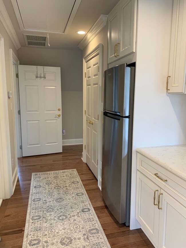 Building Photo - Short Term Furnished Luxury Studio