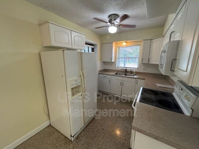 Foto del edificio - 4044 Bobolink Ln