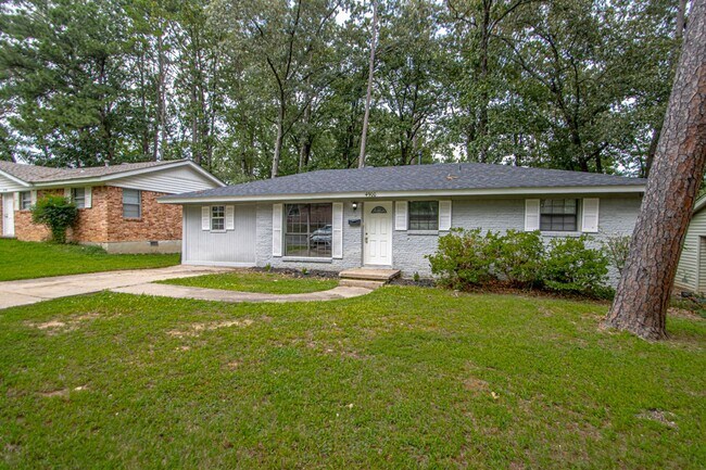 Building Photo - Charming 3-Bedroom Home with Large Fenced Backyard in Little Rock!