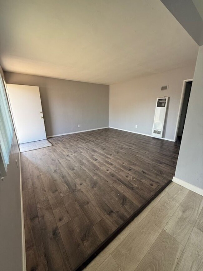 Building Photo - Cute 2 bedroom house