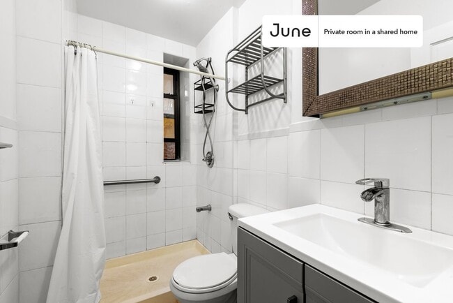 Building Photo - Room in Shared 3 bed/1 bath home in Chinatown