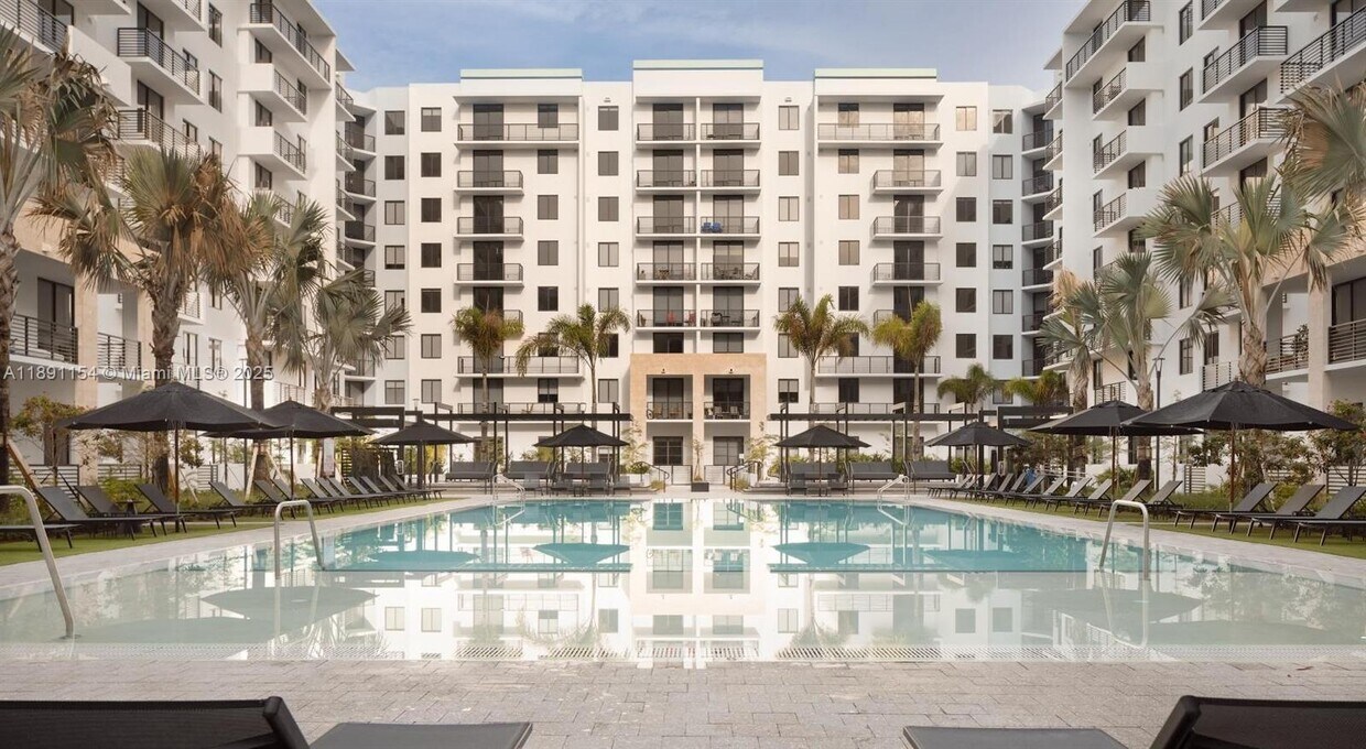Foto principal - 11200 Biscayne Blvd