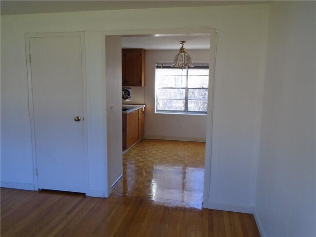 Building Photo - 109 Shadow Ln