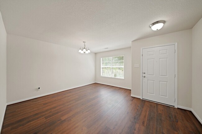 Building Photo - 1102 Honeysuckle Vine Dr