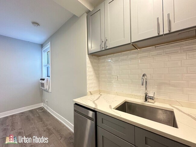 Foto del edificio - 535 W Belmont Ave