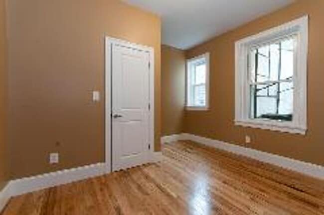 Building Photo - Huge 5 Bed/2 Bath Right On The B Line! Short Walk To Cleveland Circle