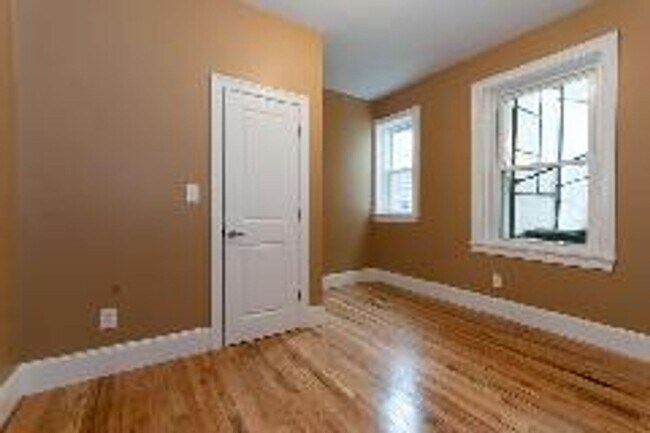 Foto del edificio - Huge 5 Bed/2 Bath Right On The B Line! Short Walk To Cleveland Circle