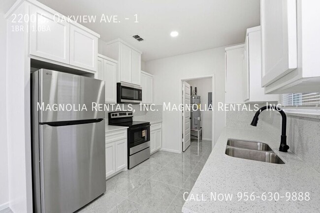 Building Photo - 2200 S Oakview Dr