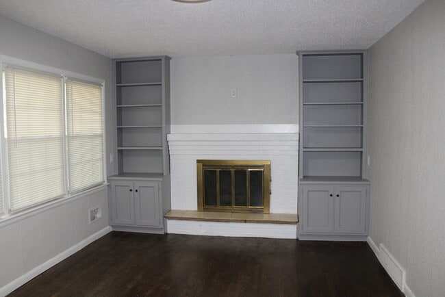 Building Photo - Spacious 5 Bedroom and 2 full bath home in...