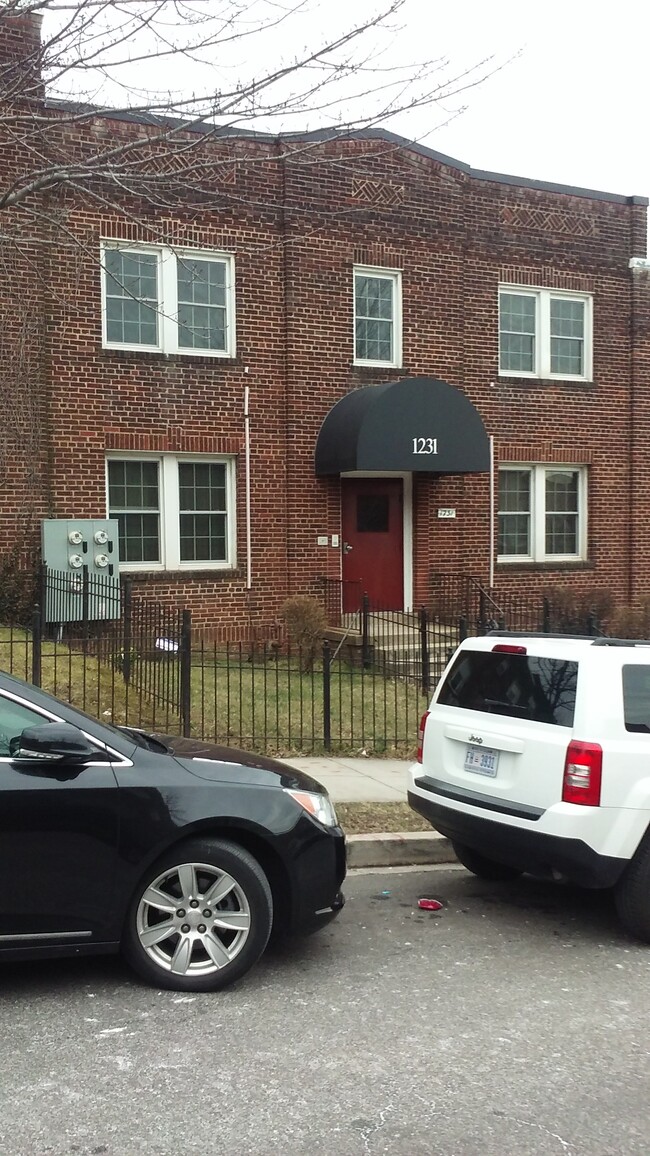 Building Photo - 1231 Holbrook Ter NE