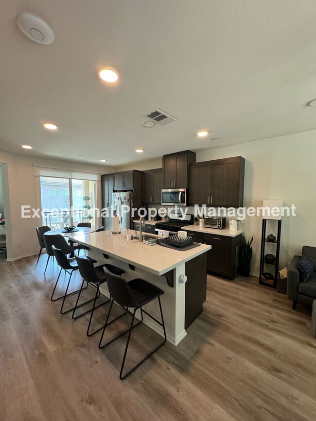 Building Photo - 3 bed 3 bath Home
