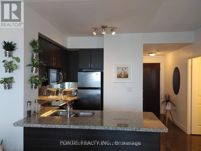 Photo du bâtiment - 60-3460 Absolute Ave