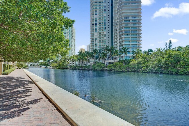 Foto del edificio - 300 Sunny Isles Blvd