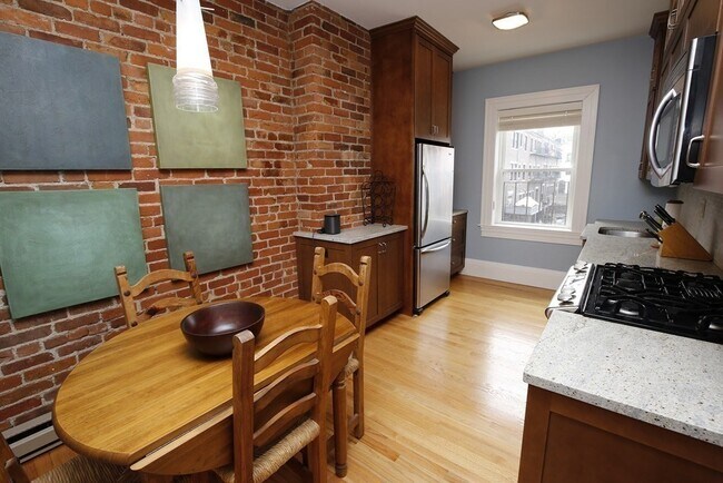 Building Photo - 919 Beacon St