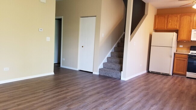 Building Photo - 1126 Clover Dr