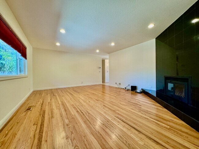 Foto del edificio - 1186 Happy Valley Ave