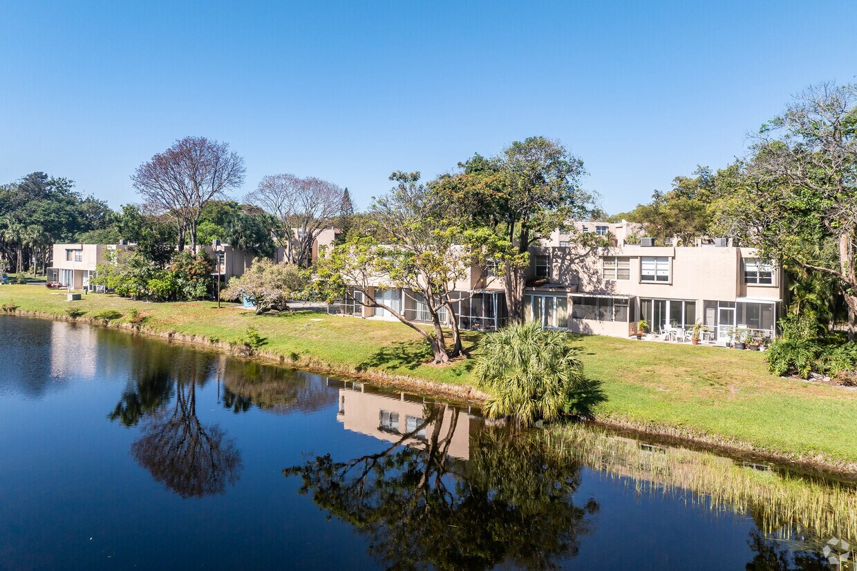 Primary Photo - Live Oak Place