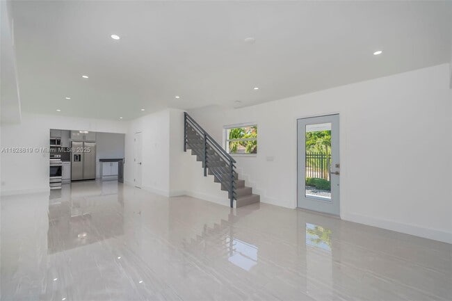 Foto del edificio - 590 SW 23rd Ave