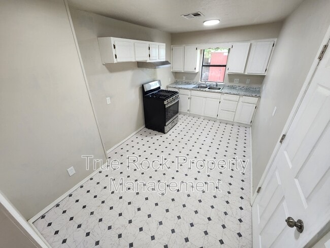 Building Photo - 315 S Cherry Ave
